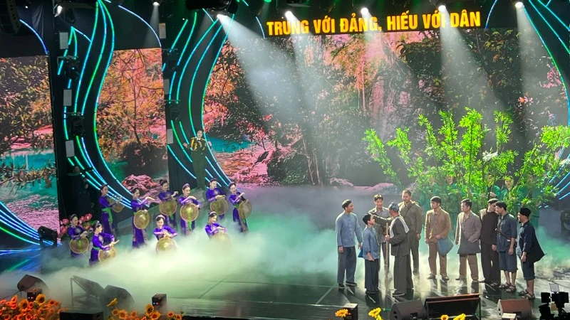 Chương trình nghệ thuật chính luận "Trung với Đảng, hiếu với dân". 