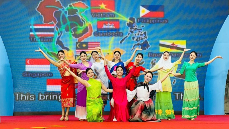 Festival “Phụ nữ Thủ đô vì hòa bình, phát triển” lan tỏa tinh thần đoàn kết, kết nối, hội nhập và phát triển giữa phụ nữ Hà Nội và phụ nữ quốc tế. 