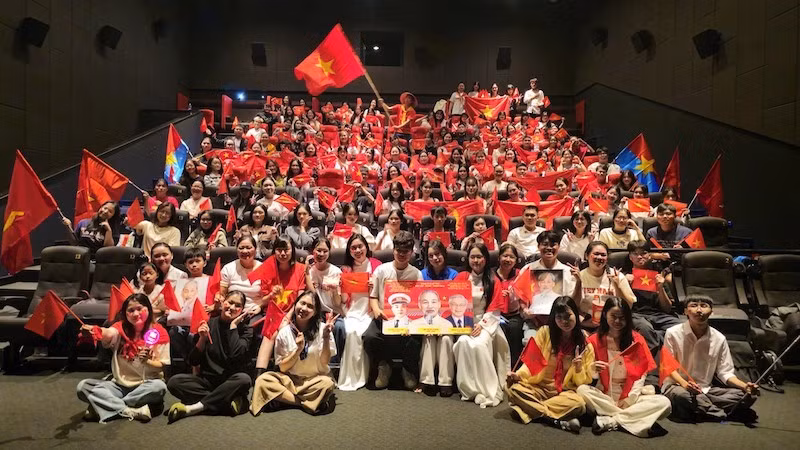 Các bạn trẻ hào hứng xem phim "Tổ quốc trong tim: The concert film"