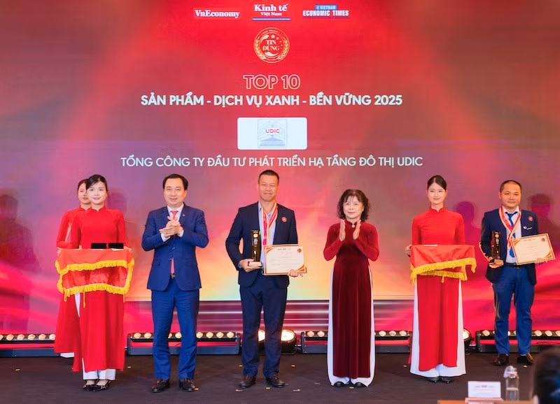 Ông Trần Vũ Quang - Phó Tổng Giám đốc Tổng công ty UDIC vinh dự nhận cúp và chứng nhận từ Ban tổ chức.