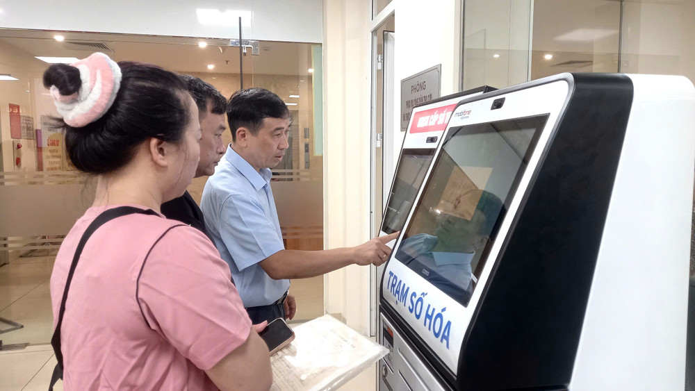 Người dân được hướng dẫn làm các thủ tục hành chính một cách thuận lợi. (Ảnh: GIANG NAM) 172.jpg
