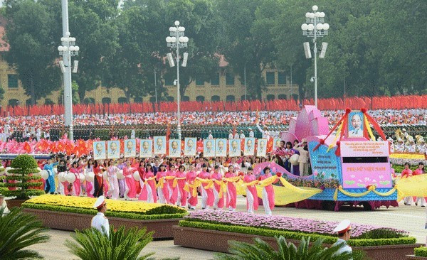 Phụ nữ Việt Nam tham gia diễu hành mừng kỷ niệm 70 năm thành lập nước. (Ảnh: Vũ Hoa)