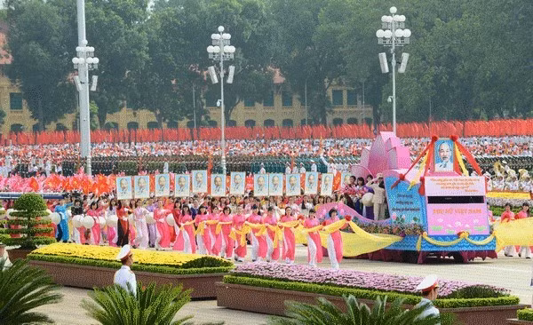 Phụ nữ Việt Nam tham gia diễu hành mừng kỷ niệm 70 năm thành lập nước. (Ảnh: Vũ Hoa)