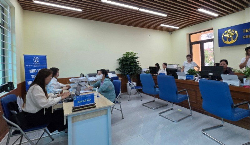 Người dân đến làm thủ tục hành chính tại điểm phục vụ hành chính công của xã Phú Xuyên. 20250701-0949052-6577.jpg