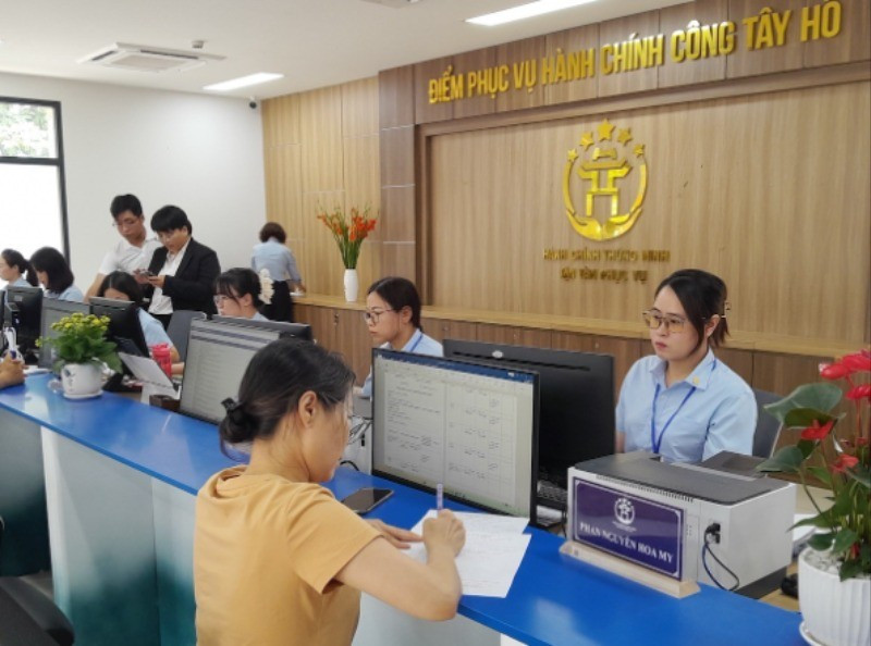 Người dân đến làm thủ tục tại điểm phục vụ hành chính công phường Tây Hồ. (Ảnh: Khải Lâm) 20250701-151534-6734.jpg