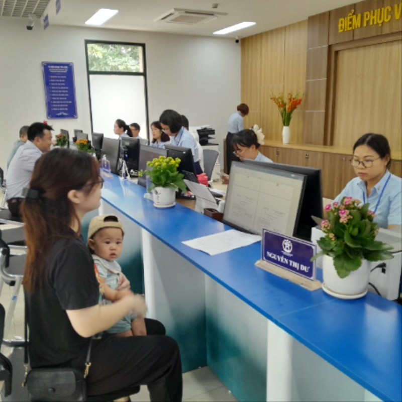 Người dân đến làm thủ tục hành chính ở phường Tây Hồ. (Ảnh: QUỐC TOẢN) 20250701-145824-3084.jpg