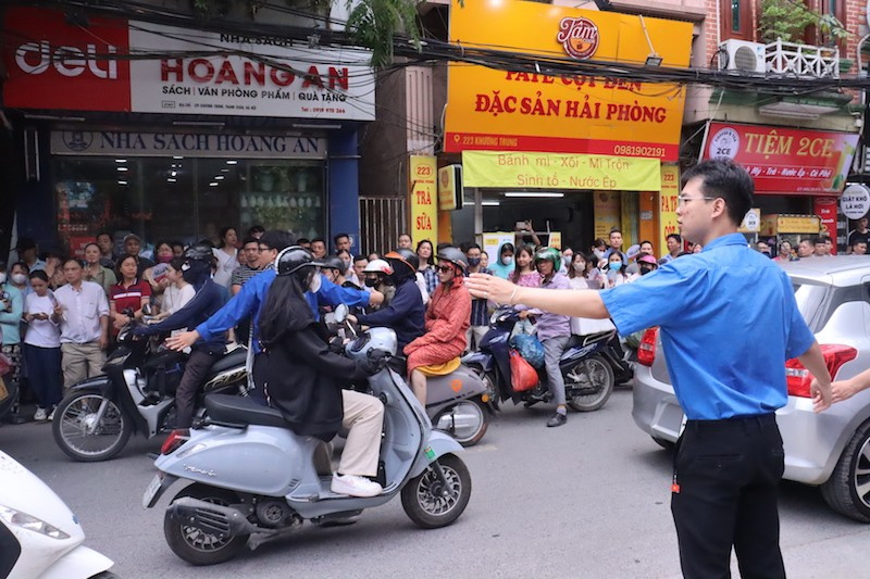 Các bạn tình nguyện viên tham gia phân luồng giao thông khu vực trước điểm thi. img-6553.jpg