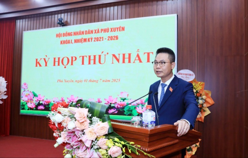 Bí thư Đảng ủy, Chủ tịch Hội đồng nhân dân xã Phú Xuyên Nguyễn Xuân Thanh phát biểu khai mạc kỳ họp và công bố các nghị quyết của Hội đồng nhân dân thành phố về công tác cán bộ. img-20250701-125908-1257.jpg