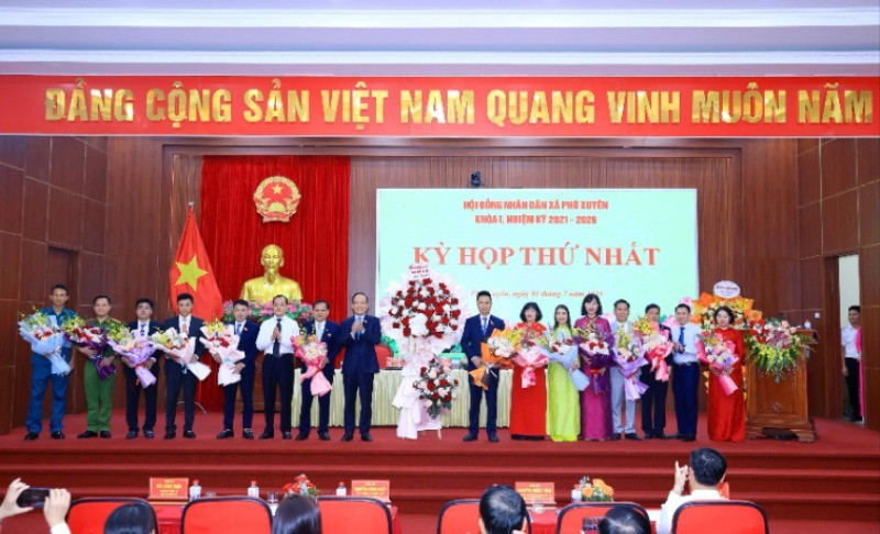 Chủ tịch Hội đồng nhân dân thành phố Nguyễn Ngọc Tuấn chúc mừng các lãnh đạo Hội đồng nhân dân, Ủy ban nhân dân xã Phú Xuyên khóa I, nhiệm kỳ 2021-2026. img-20250701-125912-3025.jpg