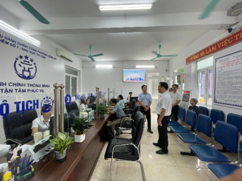Lãnh đạo phường Hồng Hà kiểm tra hoạt động điểm dịch vụ hành chính công số 1-khu vực Tứ Liên. (Ảnh: MINH VÂN) 1-7-hong-ha-1-3713.jpg