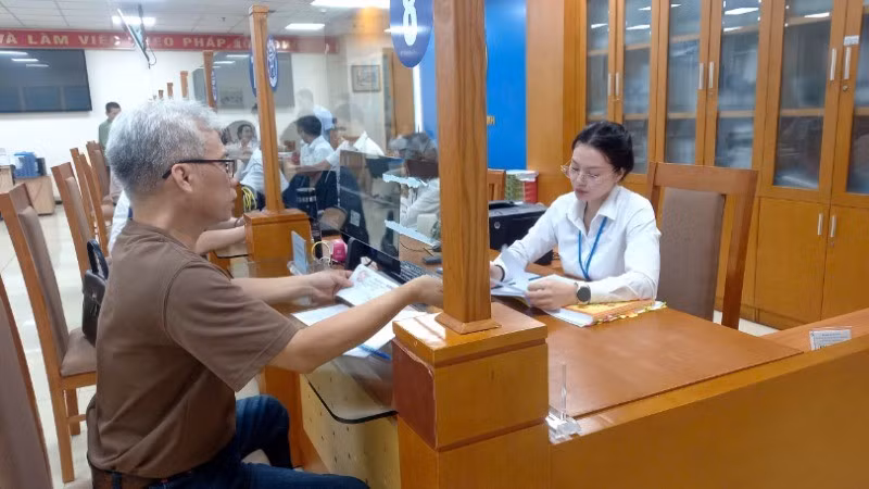 Người dân đến làm thủ tục hành chính tại phường Hoàn Kiếm trong sáng 1/7. (Ảnh: GIANG NAM)