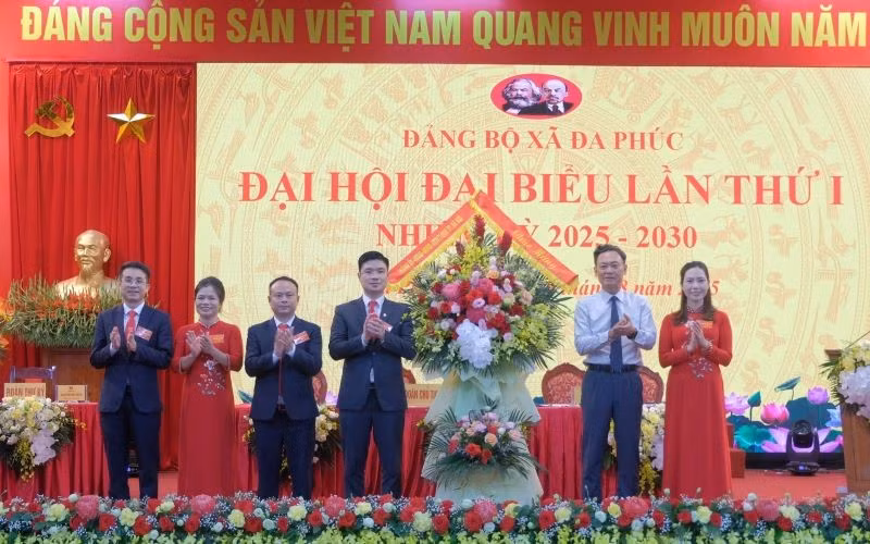 Lãnh đạo thành phố Hà Nội tặng hoa chúc mừng Đại hội đại biểu Đảng bộ xã Đa Phúc lần thứ I, nhiệm kỳ 2025-2030. (Ảnh: HOÀNG SƠN)