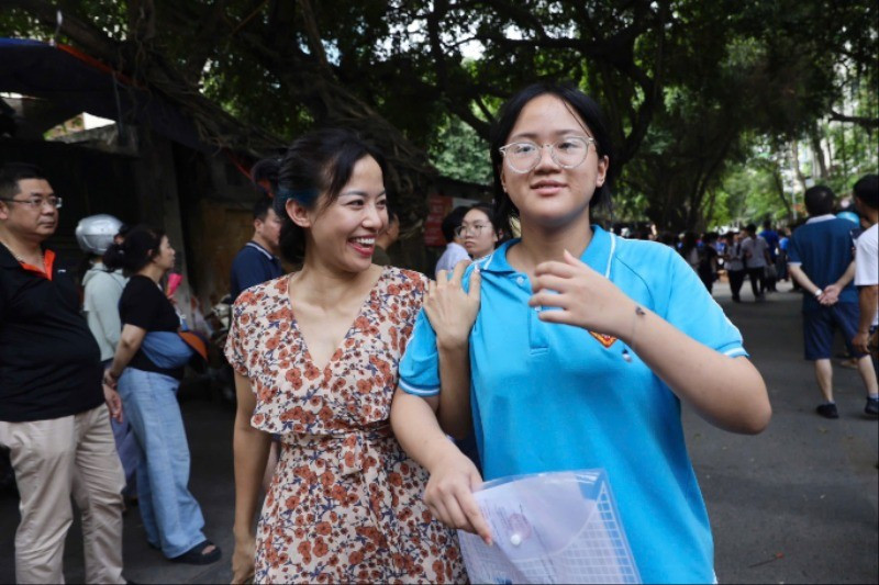 Phụ huynh học sinh chia sẻ niềm vui cùng con sau khi kết thúc bài thi môn cuối cùng của kỳ thi vào lớp 10 công lập không chuyên. 8-6-thi-3-418.jpg