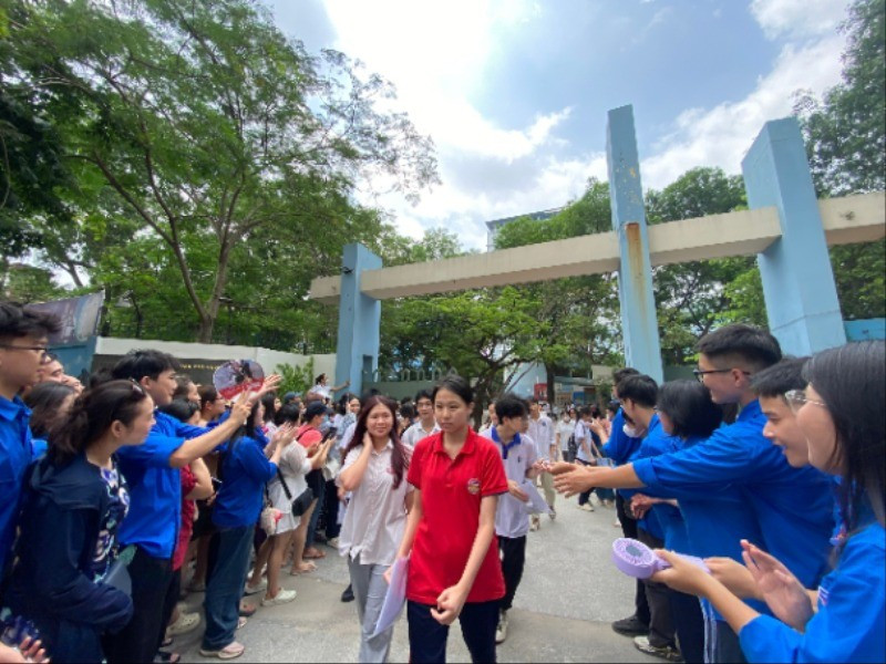 Các tình nguyện viên chúc mừng các thí sinh hoàn thành bài thi. 8-6-thi-2-1595.jpg