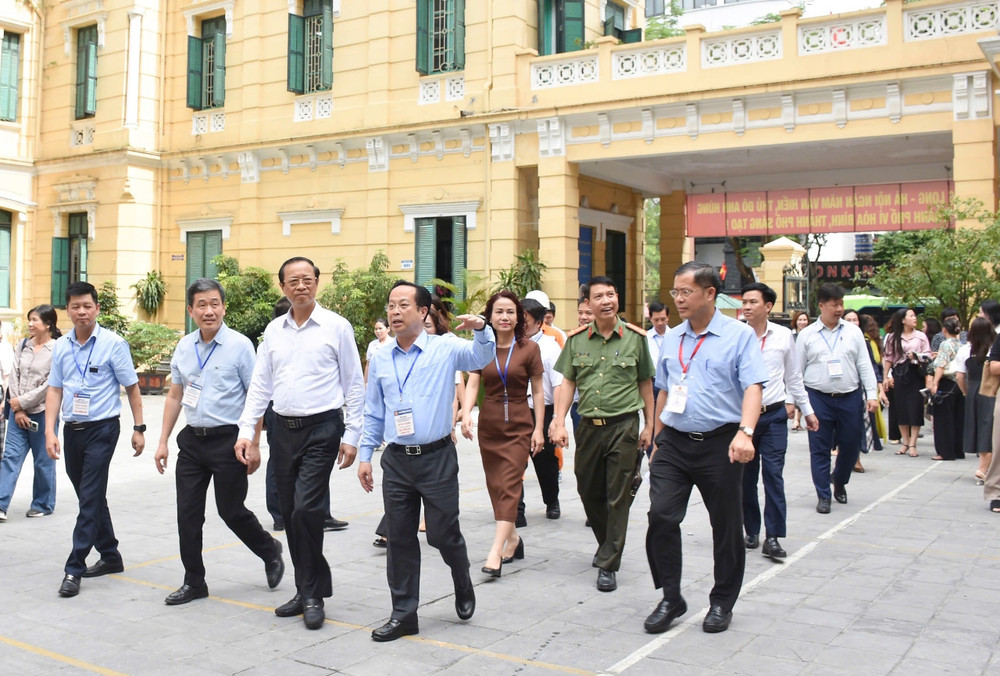 Đoàn kiểm tra của Bộ Giáo dục và Đào tạo kiểm tra công tác chuẩn bị thi tại điểm thi Trường THCS Trưng Vương. 51a9dec181ff4fcfe8f2cf7d516f2b80.jpg