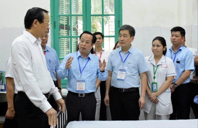 Đoàn kiểm tra của Bộ Giáo dục và Đào tạo kiểm tra công tác chuẩn bị thi tại điểm thi Trường THCS Trưng Vương.