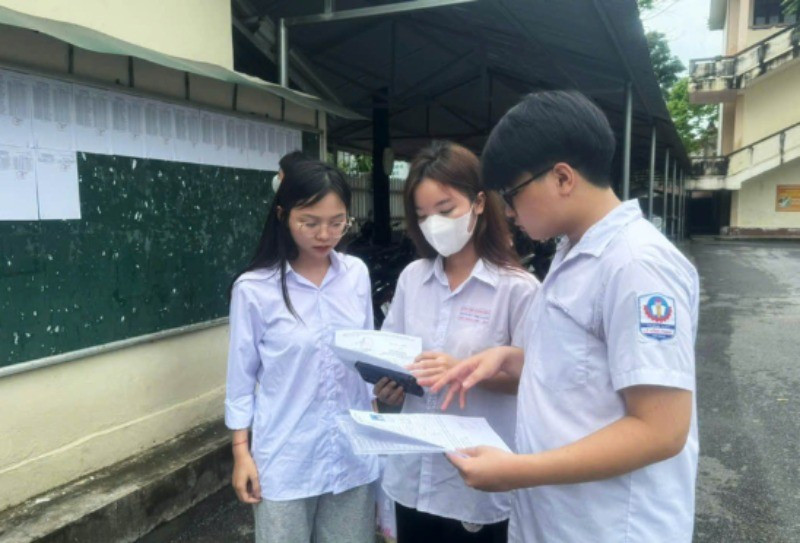 Các thí sinh thi tại điểm thi Trường trung học phổ thông Lê Hồng Phong kiểm tra thông tin trước khi vào thi. 25-6-ha-giang-2-6241.jpg