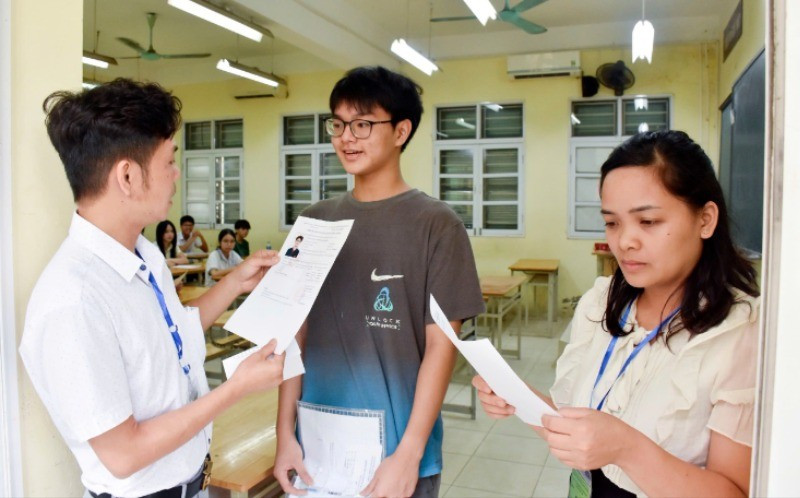 Các giáo viên coi thi kiểm tra thông tin trên Giấy báo thi của thí sinh. img-3157-2563.jpg