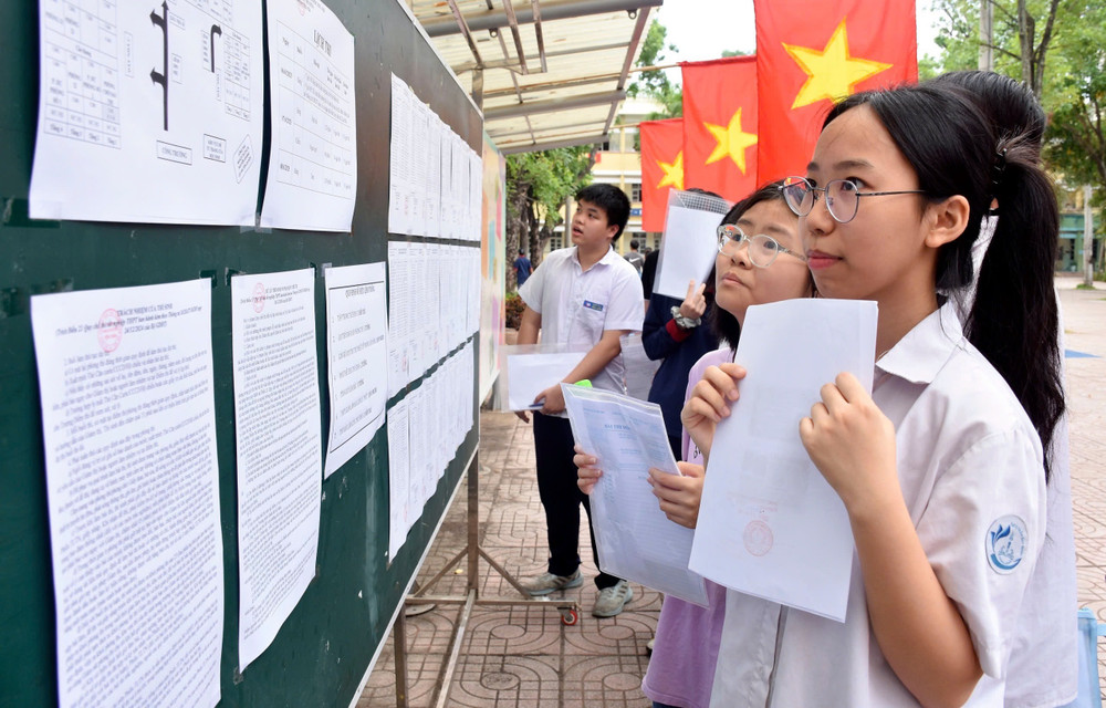 Các em thí sinh xem sơ đồ phòng thi tại điểm thi Trường trung học phổ thông Yên Hòa. img-3161.jpg