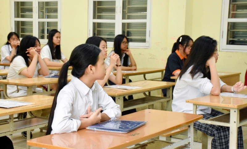 Thí sinh nghe phổ biến quy chế thi. img-3164-9824.jpg