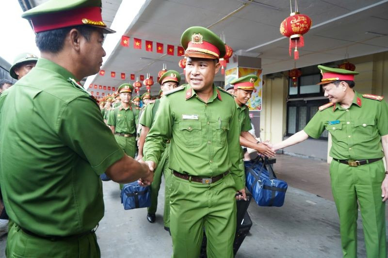 Cán bộ các đơn vị thăm hỏi, động viên các cán bộ, chiến sĩ từ miền nam vừa tới Hà Nội nhận nhiệm vụ. 3-7-a806.jpg