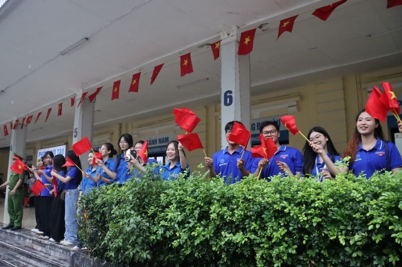 Lực lượng tình nguyện vẫy cờ chào đón các chiến sĩ tại ga Hà Nội. 3-7-a804.jpg