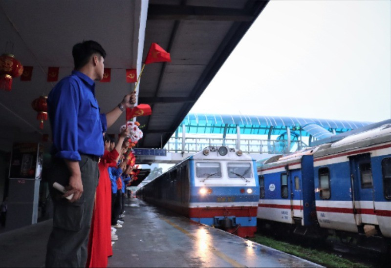 Đoàn tàu đặc biệt chở lực lượng tham gia nhiệm vụ A80 tiến vào ga Hà Nội sáng 3/7.