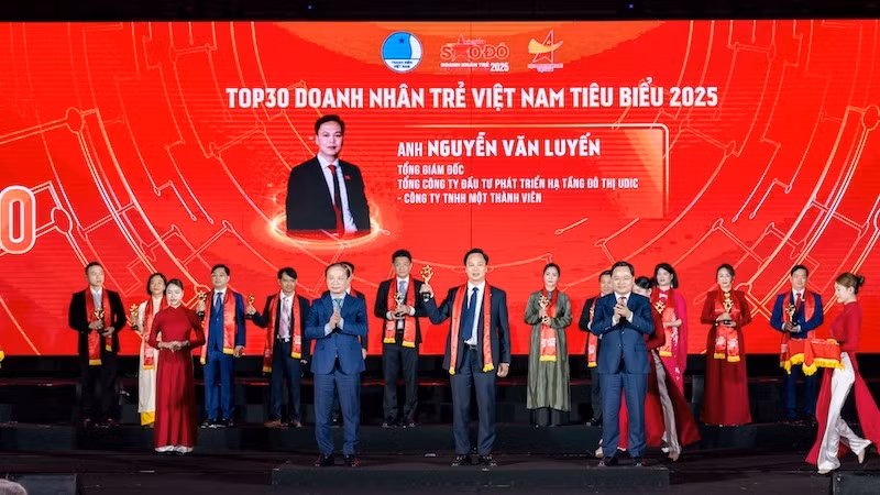 Tổng giám đốc Tổng công ty Đầu tư phát triển hạ tầng đô thị UDIC-Công ty Trách nhiệm hữu hạn Một thành viên Nguyễn Văn Luyến được vinh danh là doanh nhân trẻ tiêu biểu năm 2025