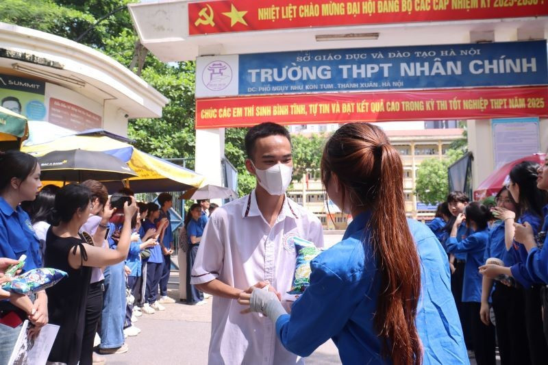 Tình nguyện viên phát đồ ăn nhẹ cho thí sinh sau giờ thi. 27-6-thi-2.jpg