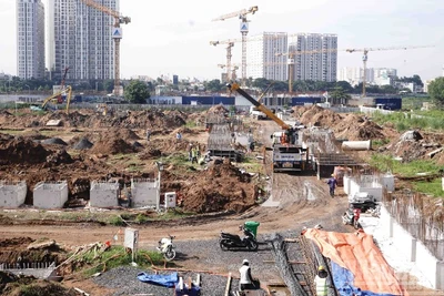 Công nhân đang thi công một công trình xây dựng trên địa bàn phường Bình Trưng, Thành phố Hồ Chí Minh.