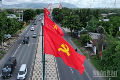 Thành phố Hồ Chí Minh những ngày này rực rỡ cờ hoa, biểu ngữ. Sắc đỏ thiêng liêng của cờ Tổ quốc tung bay trong gió, không chỉ làm bừng sáng diện mạo “siêu đô thị”, mà còn thắp lên trong lòng mỗi người dân niềm tự hào của dân tộc.