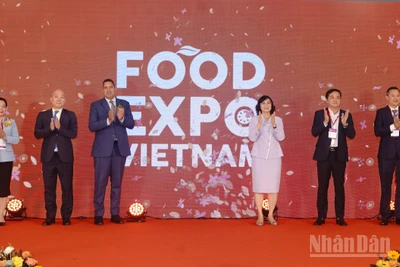 Nghi thức khai mạc triển lãm.