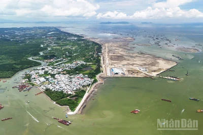 Từ trên cao nhìn xuống Mũi Đồng Tranh, khung cảnh công trường khu đô thị lấn biển ở xã Cần Giờ-Vinhomes Green Paradise hiện lên sống động. Những dải đất mới đang vươn ra phía biển, xen giữa là hàng trăm hecta san lấp với tàu hút bùn, sà lan, cần cẩu hoạt động tấp nập.