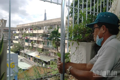 Theo ghi nhận của phóng viên, các cư dân ở cư xá Thanh Đa đã tự tháo dỡ các lồng sắt và làm các lối thoát nạn thứ hai sau khi được tuyên truyền về công tác phòng cháy, chữa cháy và cứu nạn, cứu hộ vận động.