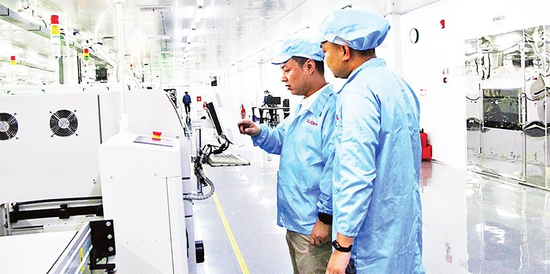 Dây chuyền sản xuất linh kiện điện tử tại Công ty trách nhiệm hữu hạn Sunwoda Việt Nam, Khu công nghiệp Vân Trung. (Ảnh TRƯỜNG SƠN)