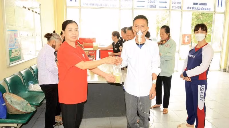 Câu lạc bộ Thiện nguyện làng Thư Trai trao những suất cháo miễn phí cho bệnh nhân tại Bệnh viện đa khoa Phúc Thọ.