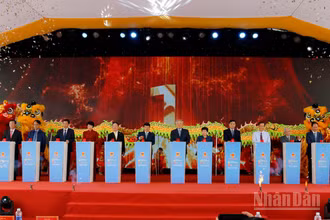 Phó Thủ tướng thường trực Chính phủ Nguyễn Hòa Bình và lãnh đạo bộ ngành Trung ương, địa phương, cùng nhà đầu tư thực hiện nghi thức khởi công dự án cao tốc Bảo Lộc-Liên Khương. 