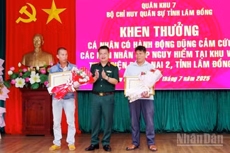 Chỉ huy trưởng Bộ Chỉ huy Quân sự tỉnh Lâm Đồng trao giấy khen tặng ông Dũng và ông Lâm về hành động dũng cảm ứng cứu 3 người bị mắc kẹt giữa dòng lũ chảy xiết.