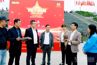 Phó Chủ tịch Ủy ban nhân dân tỉnh Lâm Đồng Đinh Văn Tuấn trao đổi với các cơ quan, đơn vị liên quan trong quá trình kiểm tra.
