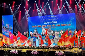 Chương trình nghệ thuật đặc biệt chào mừng thành lập tỉnh Lâm Đồng mới góp phần tạo khí thế phấn khởi, niềm tin về "Lâm Đồng nghĩa tình, vươn mình tỏa sáng tương lai".