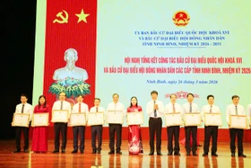 Đồng chí Trần Huy Tuấn, Ủy viên Trung ương Đảng, Bí thư Tỉnh ủy Ninh Bình trao Bằng khen của Chủ tịch Ủy ban nhân dân tỉnh cho các cá nhân có thành tích xuất sắc trong công tác bầu cử.