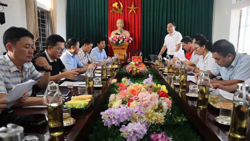 Đoàn công tác cùng cấp ủy, chính quyền xã Quỳnh Văn trao đổi thông tin.