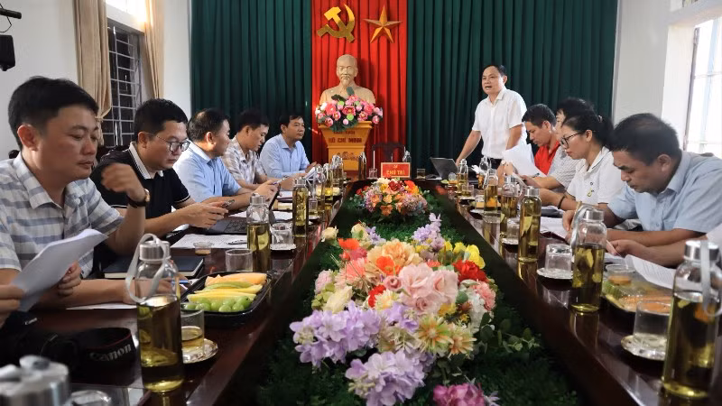 Đoàn công tác cùng cấp ủy, chính quyền xã Quỳnh Văn trao đổi thông tin.