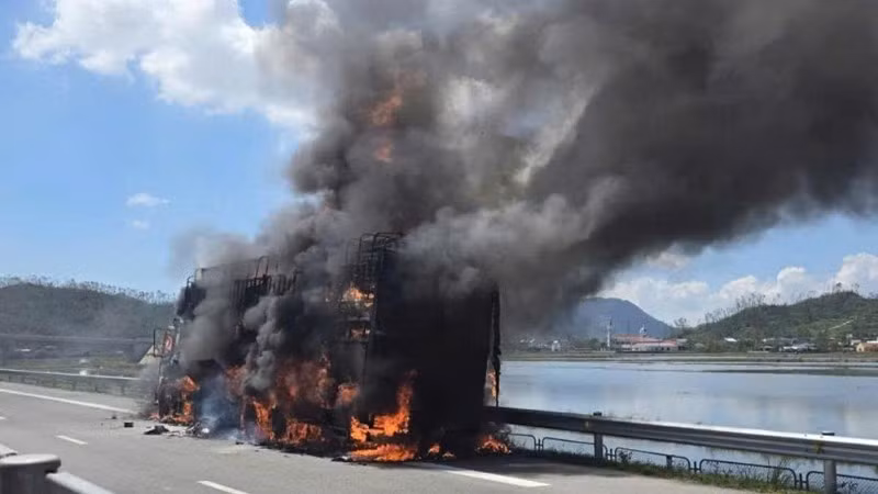 Chiếc xe tải bốc cháy ngùn ngụt.