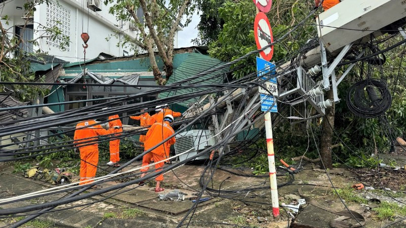 Công nhân điện lực ngày đêm khắc phục điện sau bão số 10.