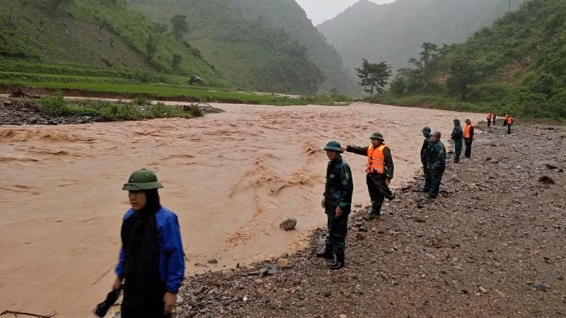 Lực lượng chức năng tìm kiếm nạn nhân mất tích dọc các khe, suối và khu vực lân cận.