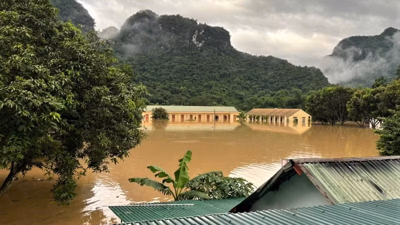 Doanh trại Tiểu đoàn huấn luyện cơ động, Bộ đội Biên phòng Nghệ An bị ngập trong nước lũ. (Ảnh chụp sáng ngày 23/7)