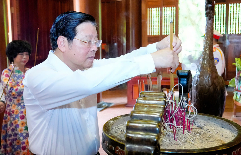 Đồng chí Phan Đình Trạc dâng hương tưởng niệm Chủ tịch Hồ Chí Minh tại Khu Di tích quốc gia đặc biệt Kim Liên.