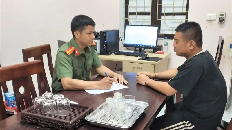 Công an làm việc với anh L.T.S. về thông tin sai sự thật anh này đăng tải trên Facebook cá nhân. (Ảnh: Công an Nghệ An)