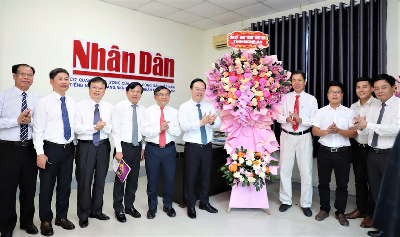 Bí thư Tỉnh ủy Nghệ An Nguyễn Đức Trung cùng Đoàn công tác tặng hoa chúc mừng cán bộ, phóng viên Văn phòng đại diện Báo Nhân Dân tại Nghệ An.